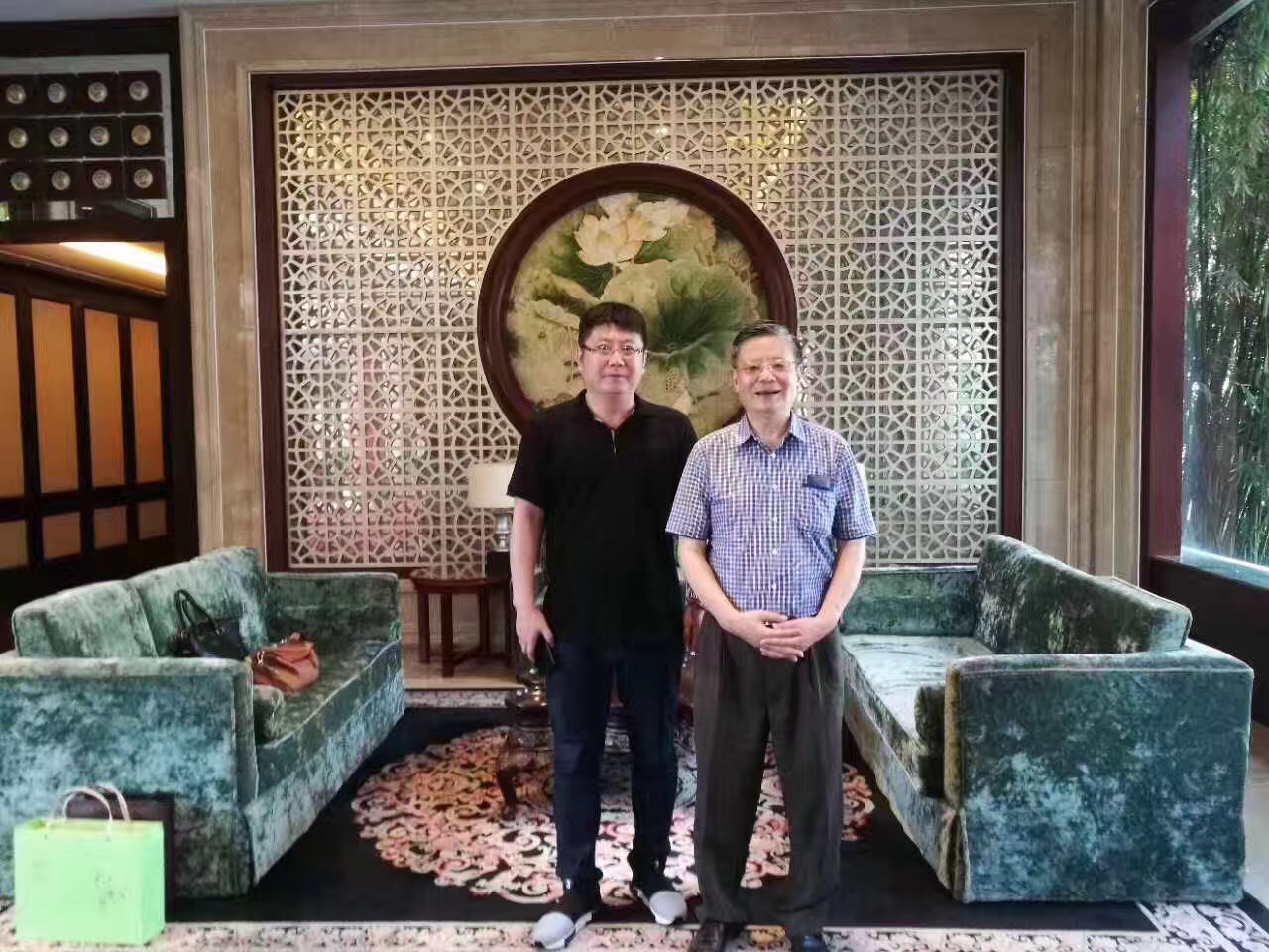 尊龙凯时集团和国医巨匠王琦洽谈完毕合影留念