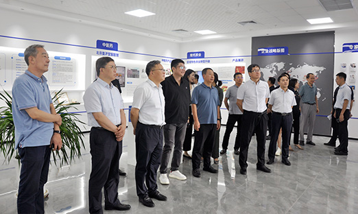 青岛市政协副主席薄涛一行莅临尊龙凯时集团，共探大康健立异前沿