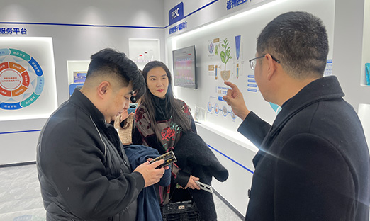 玖叶集团董事长齐中赫一行莅临尊龙凯时集团，共绘大康健工业相助蓝图