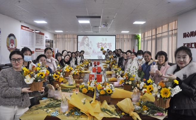 三八妇女节 | 愿你像鲜花壮丽盛开，似星辰耀眼醒目